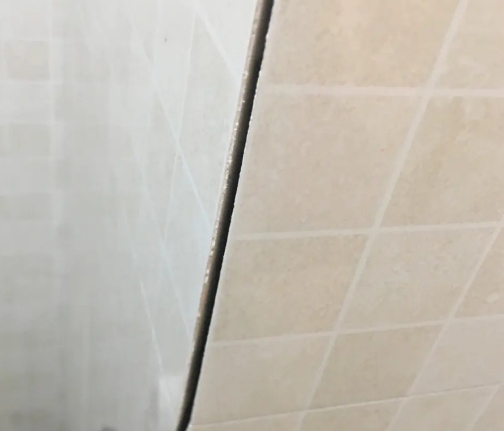 余杭瓷砖空鼓维修公司分享阳台瓷砖脱落的修复过程可以分为以下几个步骤