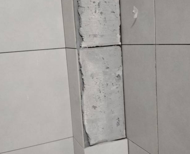 余杭瓷砖空鼓维修公司分享下瓷砖施工前基层浇水润湿程度不足，可能导致以下问题