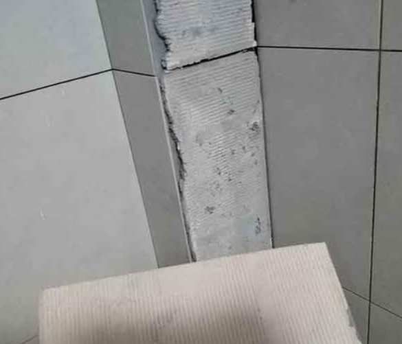 余杭瓷砖空鼓维修公司分享下厨房瓷砖脱落的补救措施。